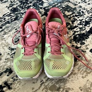 On Cloud Running Helion Sneakers